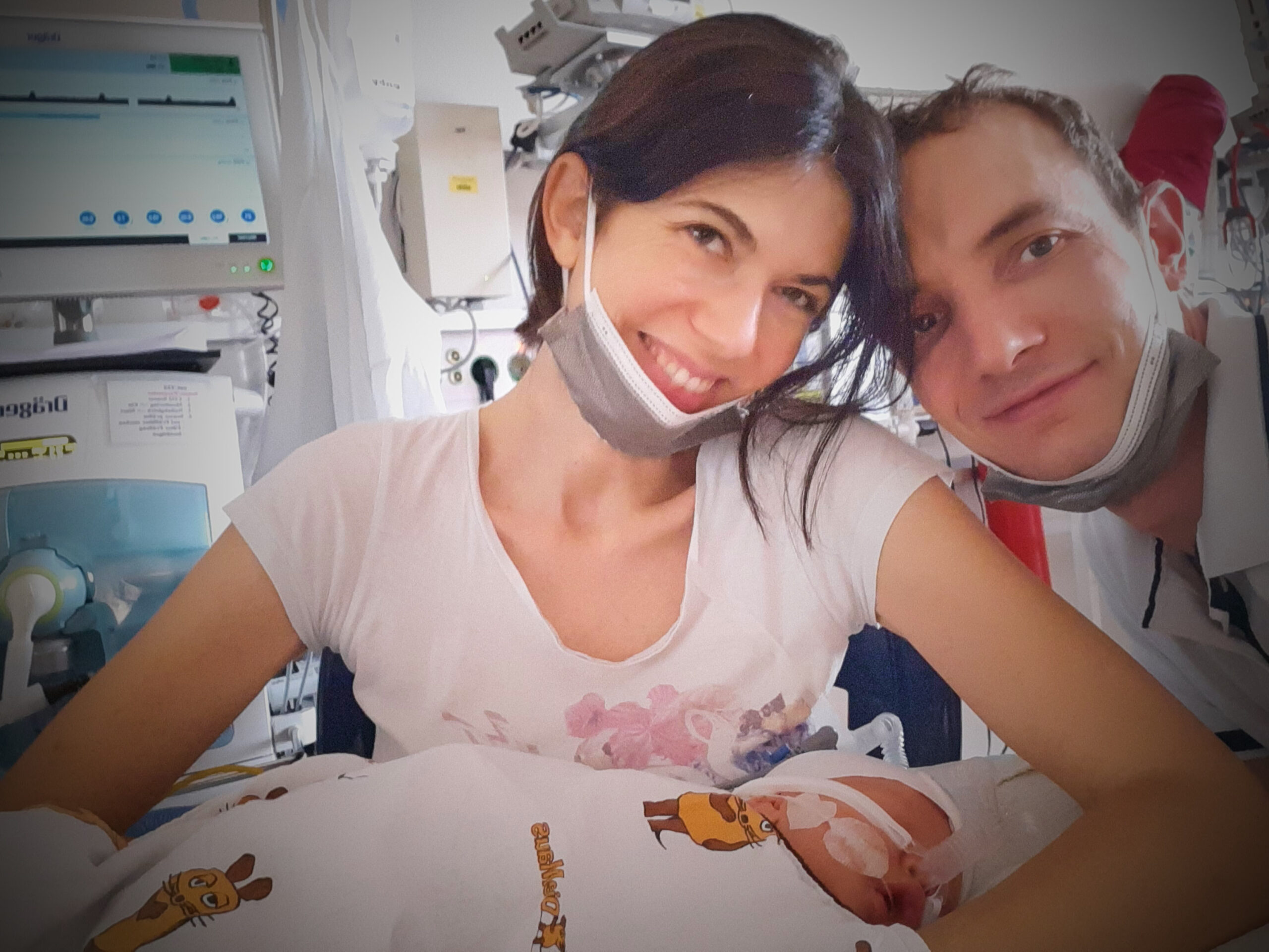 Eltern am Inkubator ihres Kindes in den ersten Tagen nach der abgebrochenen Hausgeburt im AMEOS Klinikum St. Elisabeth Neuburg.