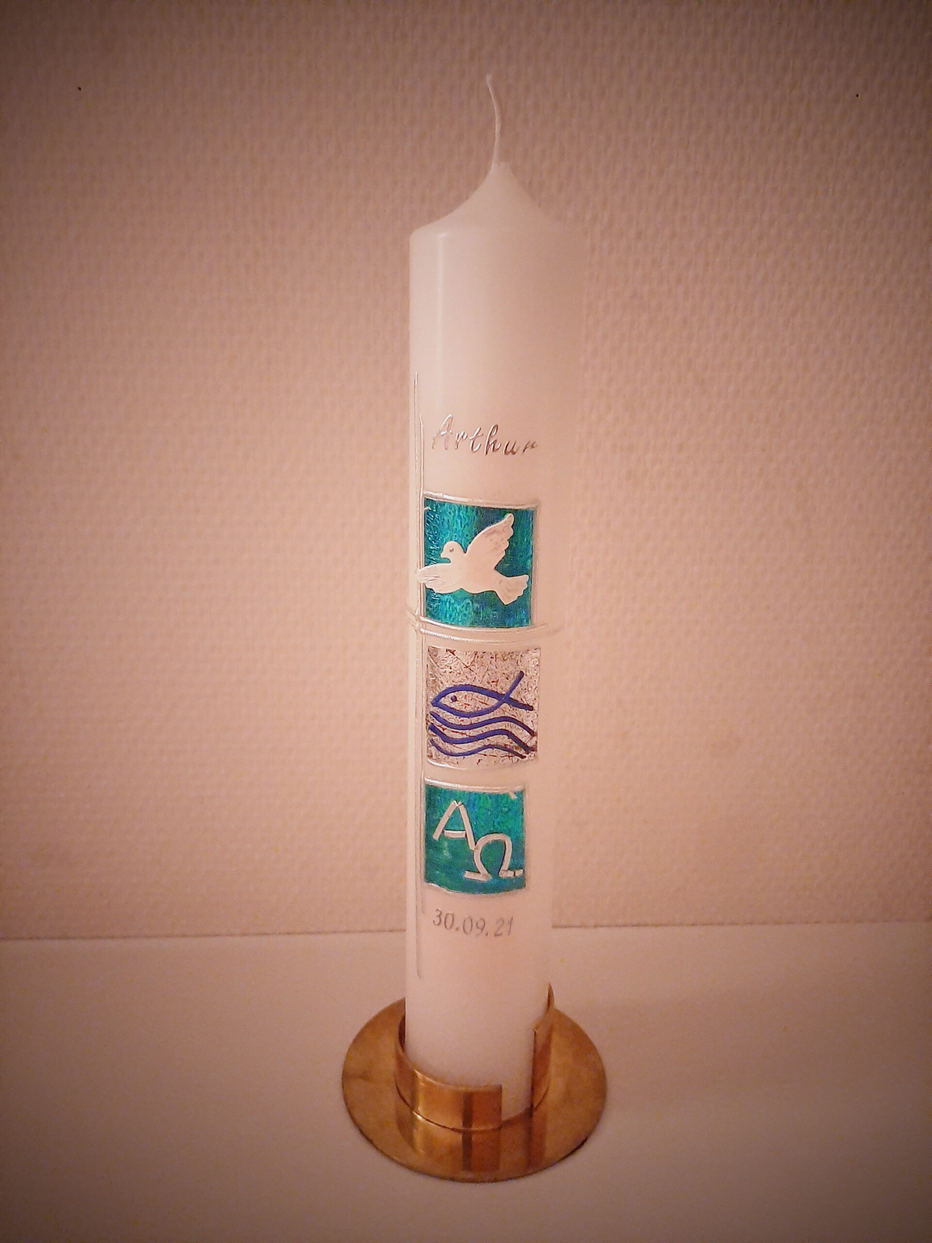 Taufkerze mit christlichen Symbolen, angefertigt von Ordensschwester Maria Goretti Böck für die Nottaufe im AMEOS Klinikum St. Elisabeth Neuburg am 30.09.21.