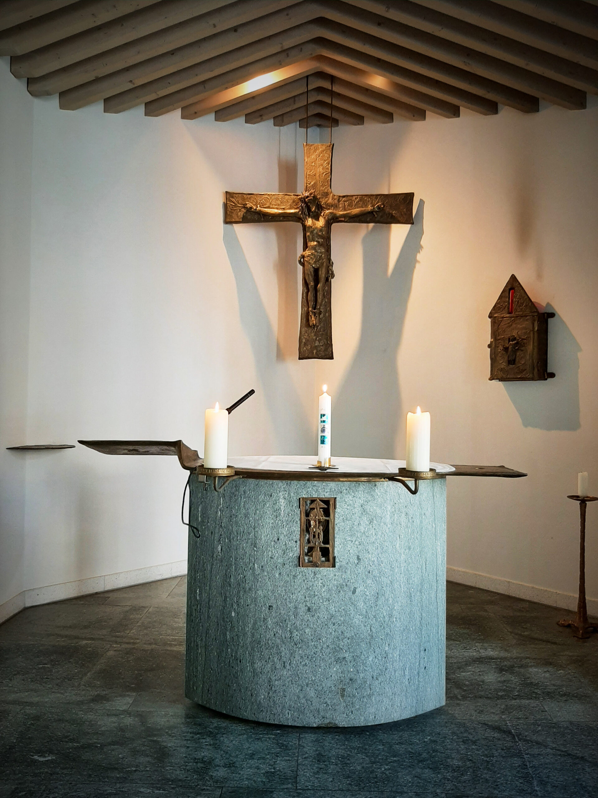 Symbolbild der Nottaufe: Taufbecken mit Kerzen und einem Kreuz im Krankenhaus St. Elisabeth in Neuburg.
