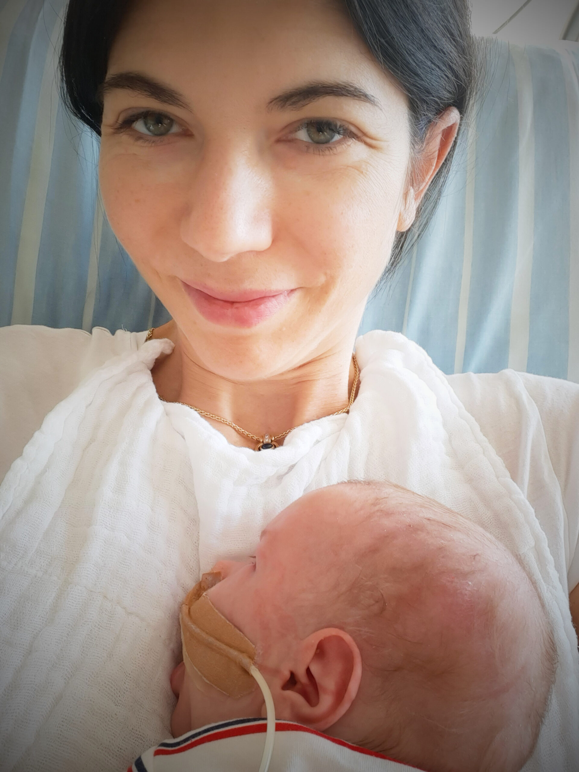 Mutter und Kind kuscheln auf der Palliativstation im Klinikum Neuburg. Zärtliche Nähe in schwerer Zeit.