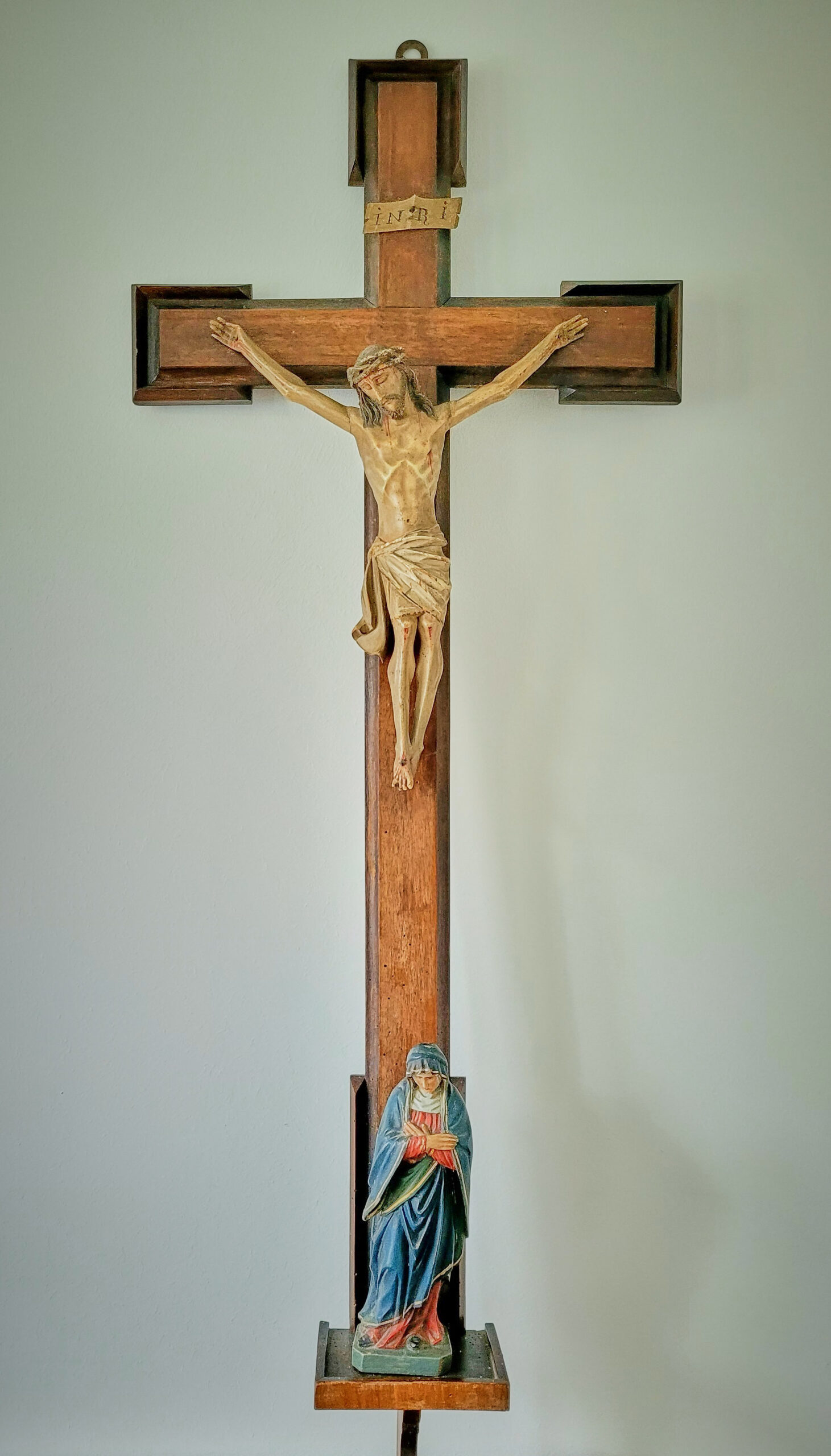 Mutterliebe und Verlust – Kreuz mit Jesus und Maria